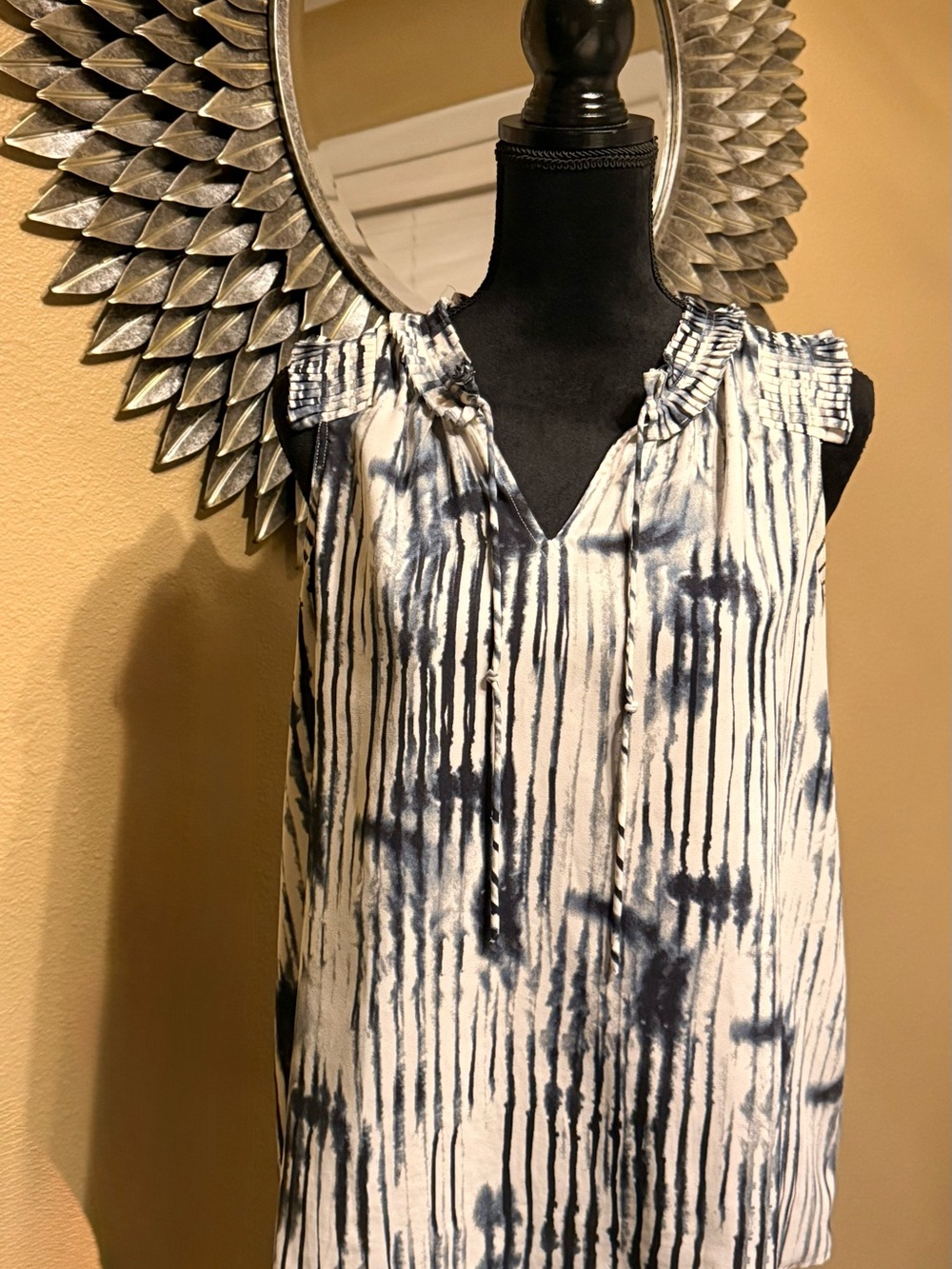 Simply Vera Sleeveless V-Neck Women’s Top in Navy and White
